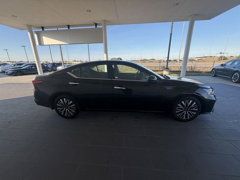 Used 2024 Nissan Altima 2.5 SV image 5