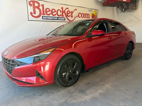 Used 2022 Hyundai Elantra SEL image 2