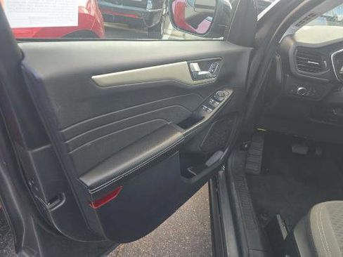 Used 2021 Ford Escape SE w/ SE Sport Appearance Package image 9