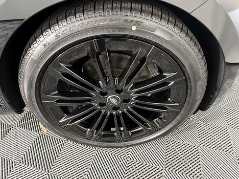 Used 2025 Land Rover Range Rover Long Wheelbase SE image 21