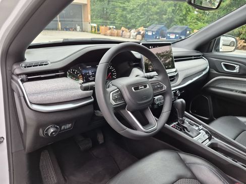 Used 2023 Jeep Compass Latitude w/ Sun and Sound Group AWD/4WD image 13