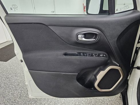 Used 2017 Jeep Renegade Latitude FWD image 13