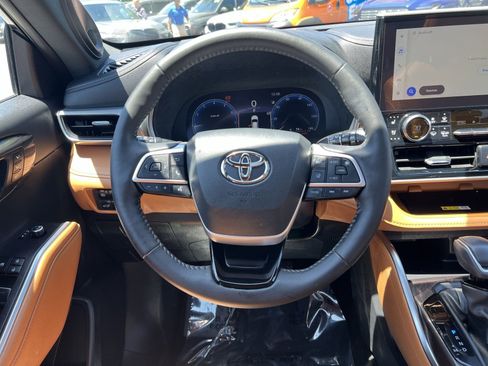 Used 2023 Toyota Highlander Platinum AWD/4WD image 16