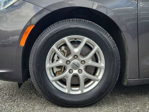 Used 2023 Chrysler Pacifica Touring-L FWD image 6
