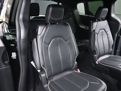 Used 2023 Chrysler Pacifica Limited w/ S Appearance Package FWD image 18
