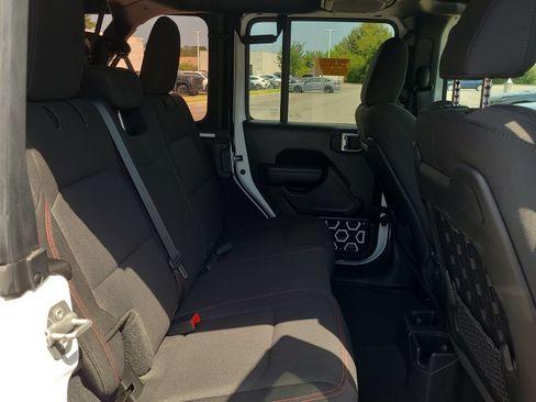 Used 2022 Jeep Wrangler Unlimited Rubicon w/ Xtreme Recon 35" Tire Package AWD/4WD image 15