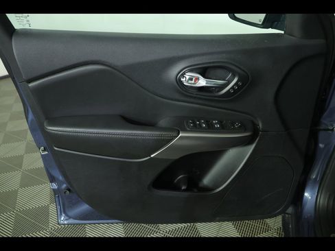 Used 2021 Jeep Cherokee Limited image 22