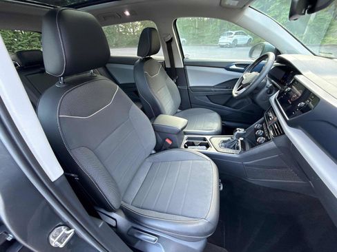 Used 2023 Volkswagen Taos SE w/ Panoramic Sunroof Package FWD image 27