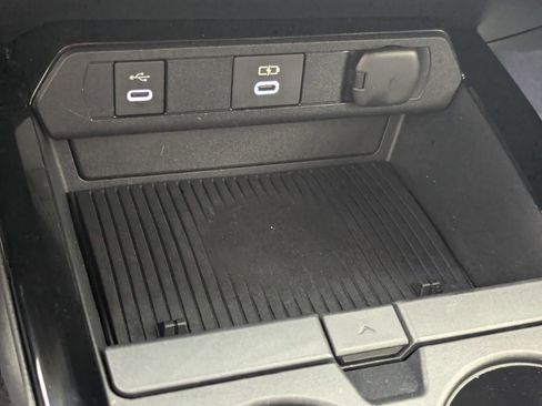 Used 2025 Toyota Prius XLE FWD image 23
