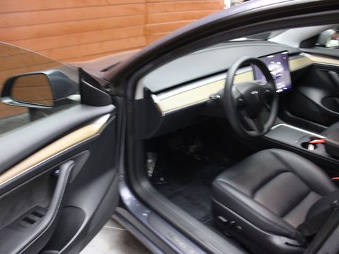 Used 2023 Tesla Model 3 Standard Range image 3