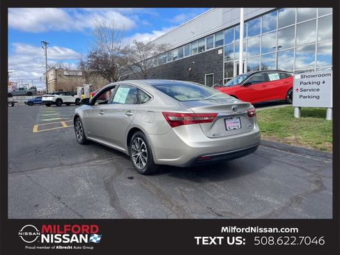 Used 2018 Toyota Avalon XLE Premium w/ Carpet Mat Package FWD image 3