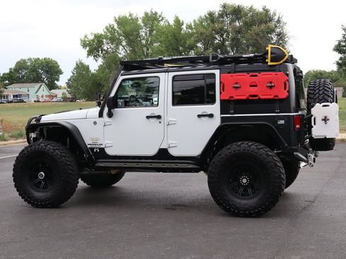 Used 2013 Jeep Wrangler Unlimited Sahara AWD/4WD image 8