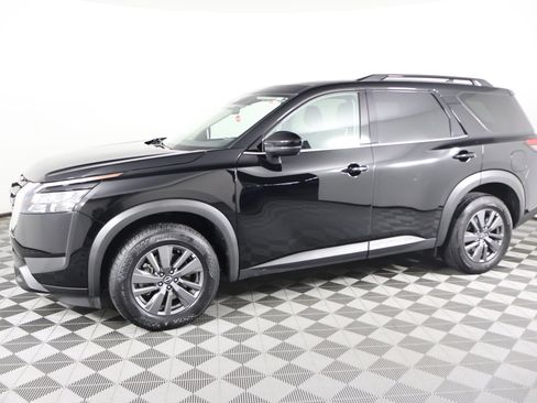 Used 2025 Nissan Pathfinder SV image 9