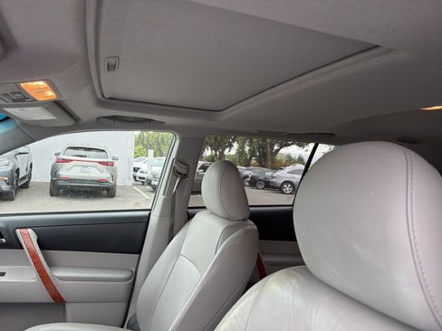 Used 2010 Toyota Highlander Limited image 8