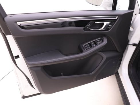 Certified 2024 Porsche Macan image 14