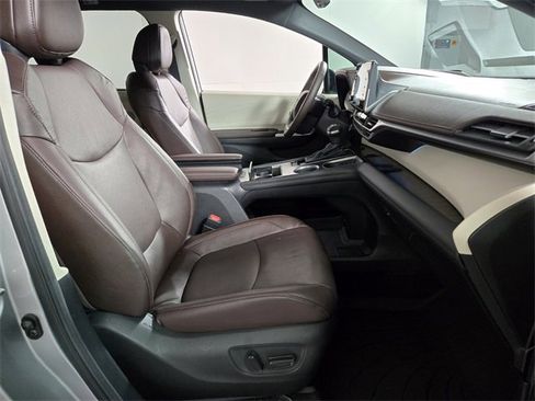 Used 2024 Toyota Sienna Platinum image 21