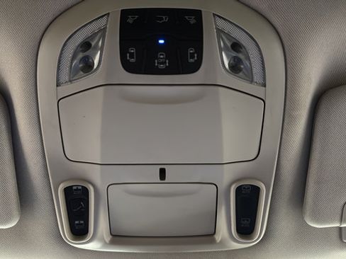Used 2023 Chrysler Pacifica Limited w/ Uconnect Theater Family Group FWD image 39