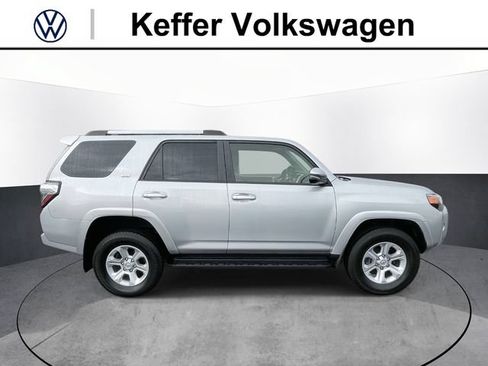 Used 2022 Toyota 4Runner SR5 Premium AWD/4WD image 5