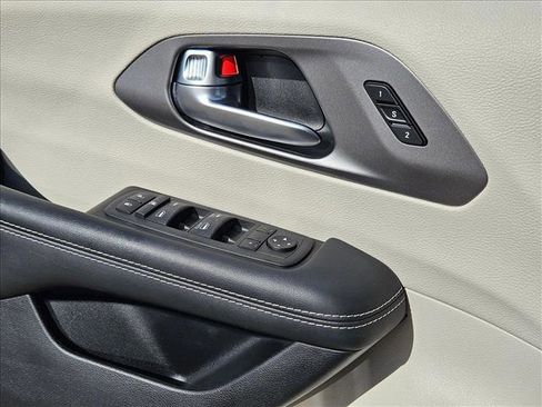 Used 2023 Chrysler Pacifica Touring-L FWD image 11
