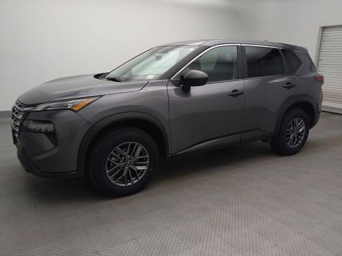 Used 2024 Nissan Rogue S AWD/4WD image 2