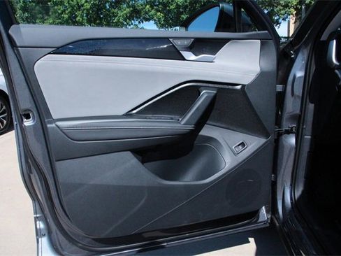 New 2025 Volkswagen Tiguan SE image 12