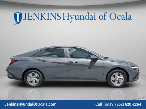 New 2026 Hyundai Elantra SE FWD image 2