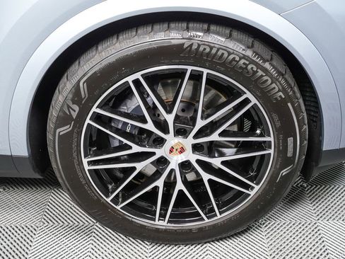 Certified 2026 Porsche Cayenne AWD image 40