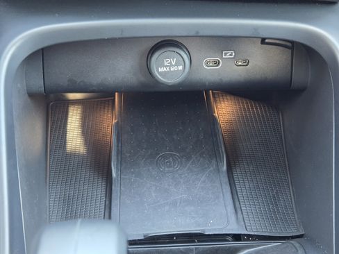 Used 2024 Volvo XC40 B5 Core image 29