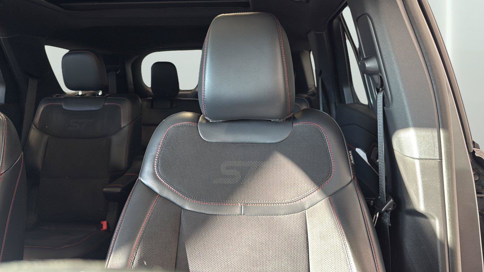 Used 2025 Ford Explorer ST w/ Sun And Sound Package AWD/4WD image 24