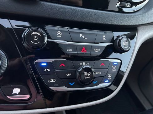 Used 2018 Chrysler Pacifica Touring-L image 26