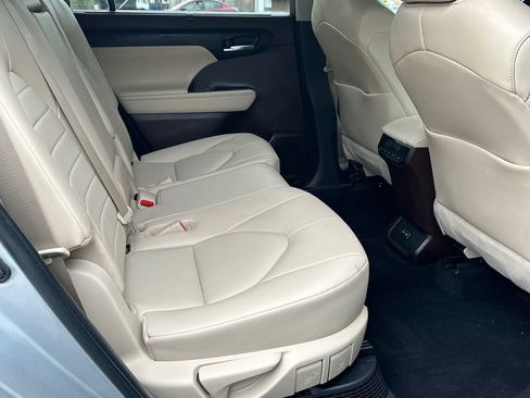 Used 2022 Toyota Highlander XLE AWD/4WD image 15