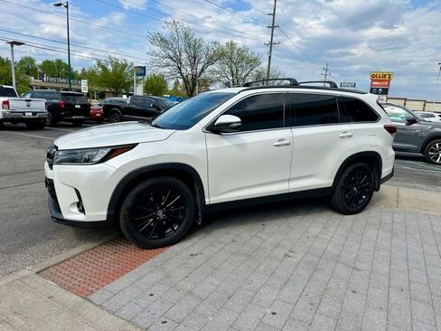 Used 2019 Toyota Highlander SE image 3