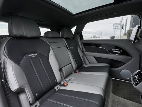 Used 2023 Bentley Bentayga Extended Wheelbase image 40