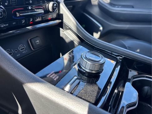 Used 2023 Jeep Grand Cherokee Limited w/ Black Appearance Package image 13