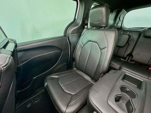 Used 2026 Chrysler Pacifica Select FWD image 12