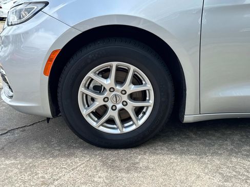 Certified 2023 Chrysler Pacifica Touring-L FWD image 10