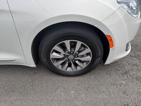 Used 2020 Chrysler Pacifica Limited w/ Advanced Safetytec Group FWD image 6