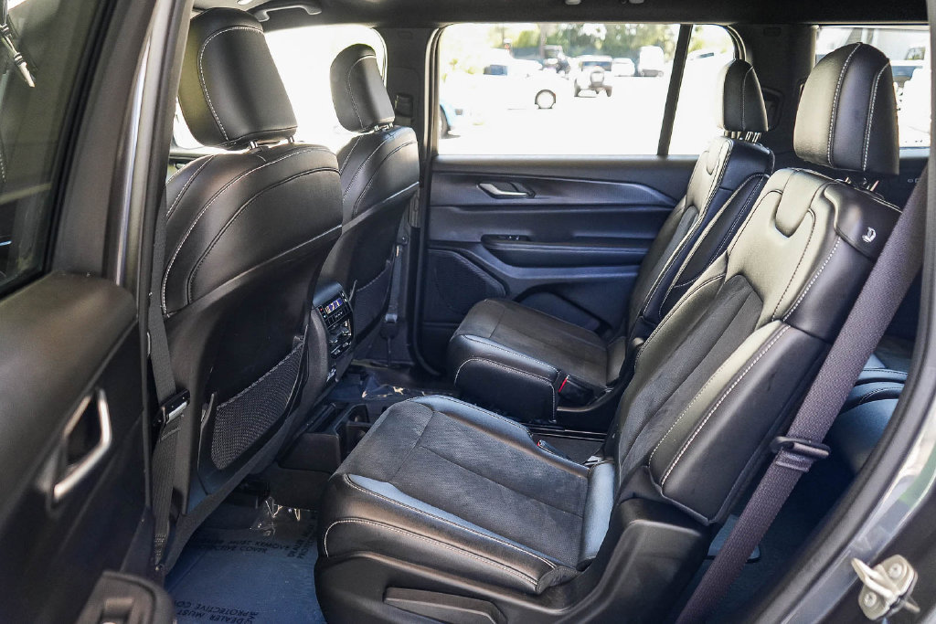 Used 2023 Jeep Grand Cherokee L Laredo AWD/4WD image 17