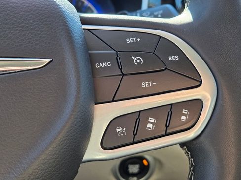 Used 2024 Chrysler Pacifica Limited image 33