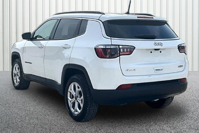 Used 2025 Jeep Compass Latitude w/ Sun & Sound Group AWD/4WD image 9