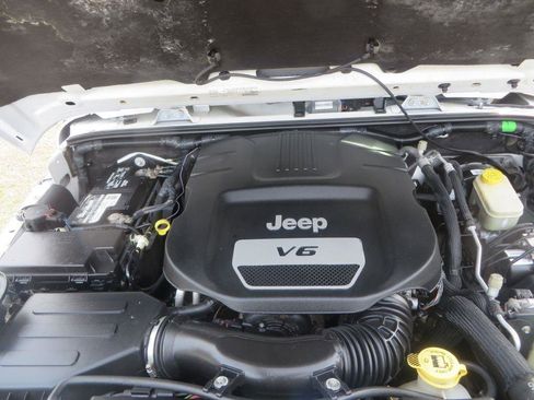 Used 2016 Jeep Wrangler Unlimited Sahara image 23