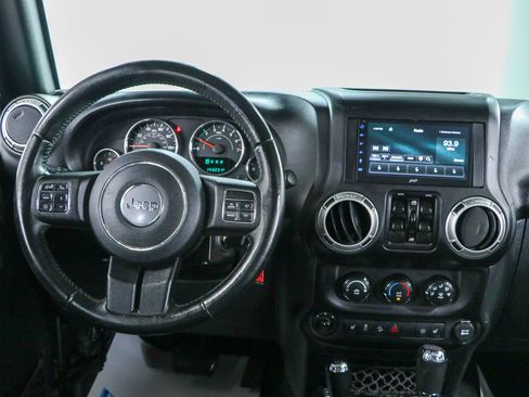Used 2016 Jeep Wrangler Unlimited Sahara w/ Dual Top Group AWD/4WD image 18