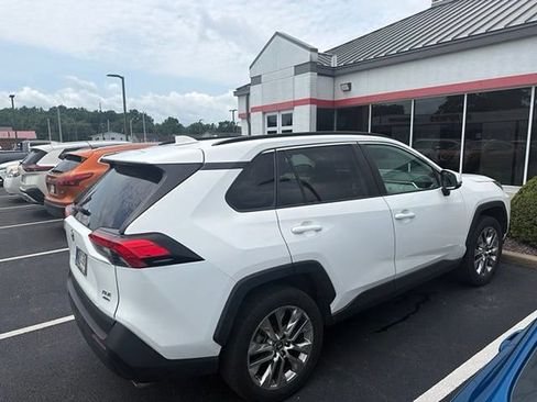 Used 2019 Toyota RAV4 XLE Premium AWD/4WD image 5