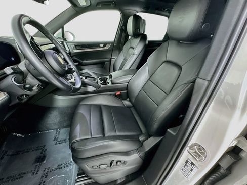 Certified 2024 Porsche Cayenne AWD/4WD image 5