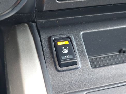 Used 2024 Nissan Titan SV w/ SV Convenience Package image 18