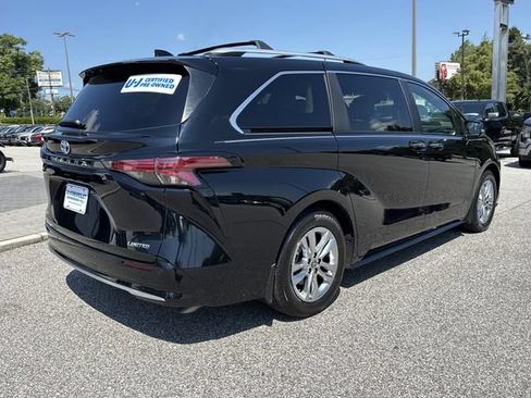 Used 2025 Toyota Sienna Limited AWD/4WD image 3