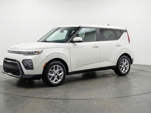 Used 2025 Kia Soul LX w/ LX Technology Package FWD image 3