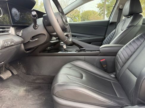Used 2025 Hyundai Elantra Limited image 27