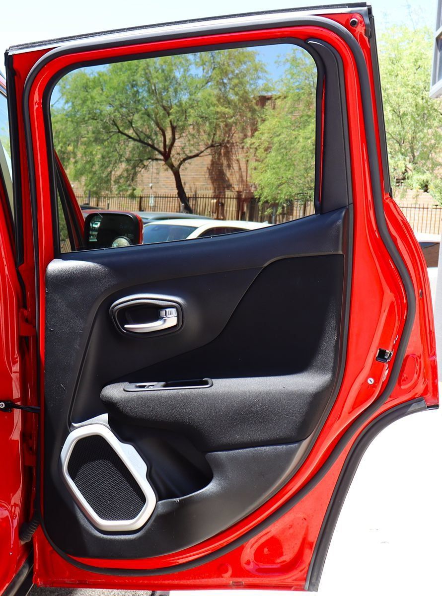 Used 2018 Jeep Renegade Latitude FWD image 26