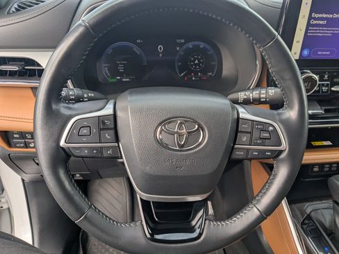 Used 2023 Toyota Highlander Platinum image 17